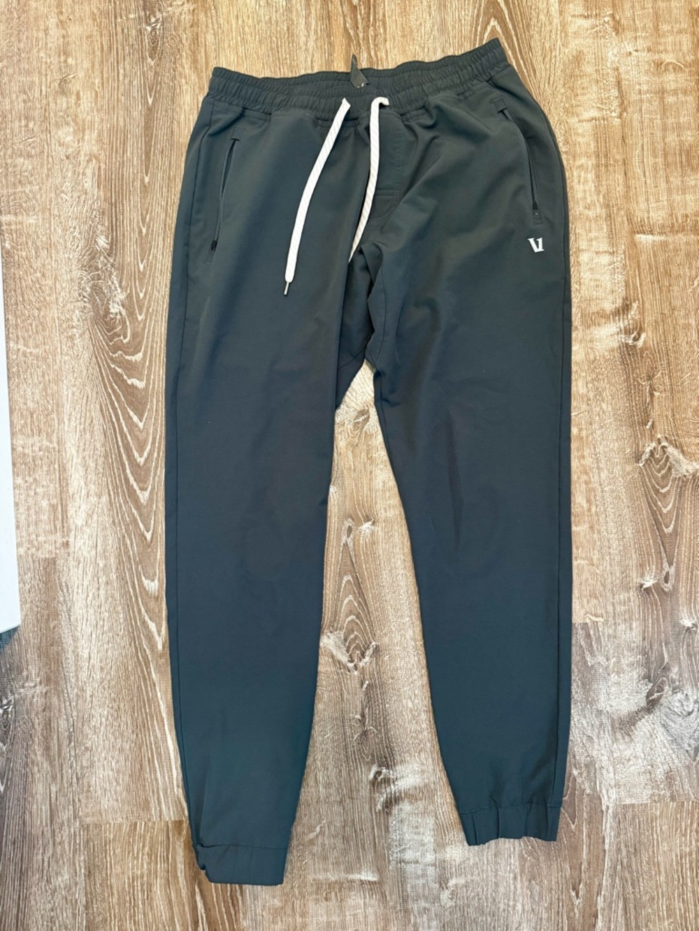 Vuori men’s joggers size medium
